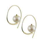 Σκουλαρίκια με μαργαριταρι γυριστά σαν κρίκος σε Κ14