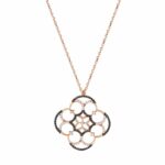 Κολιέ με μοτίφ με λευκα και μαύρα ζιργκόν