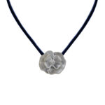 Κολιέ με μπλε κορδόνι με ασημένια παπαρούνα