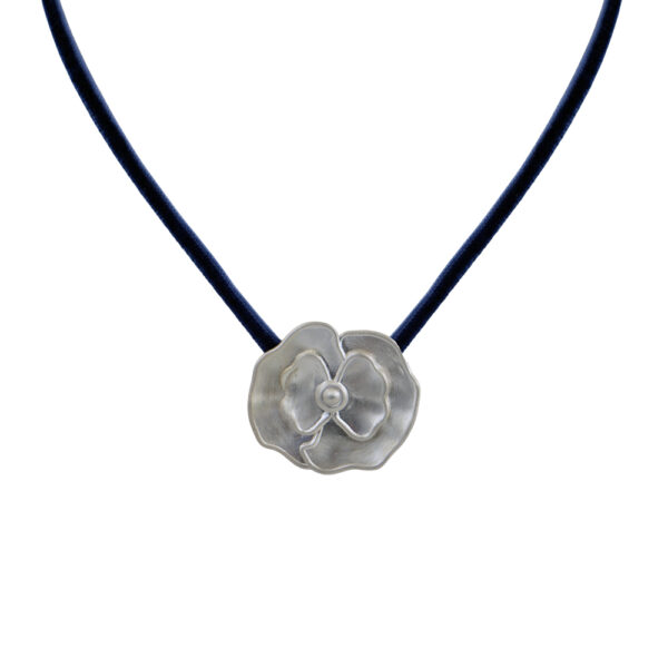 Κολιέ με μπλε κορδόνι με ασημένια παπαρούνα